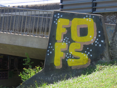 844168 Afbeelding van de graffiti 'FOFS' op het voetgangersviaduct over de Daalsetunnel te Utrecht.